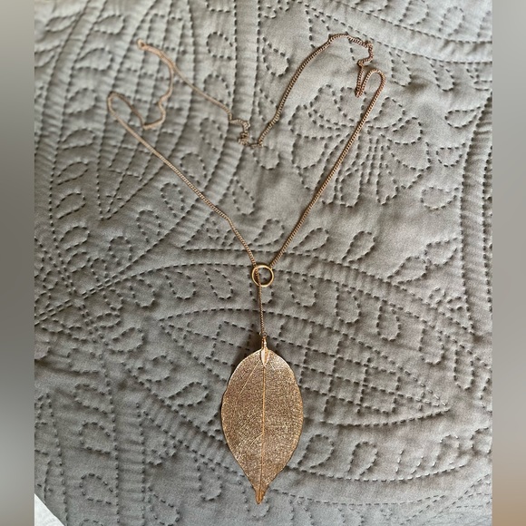 Rose gold leaf necklace - Picture 3 of 4